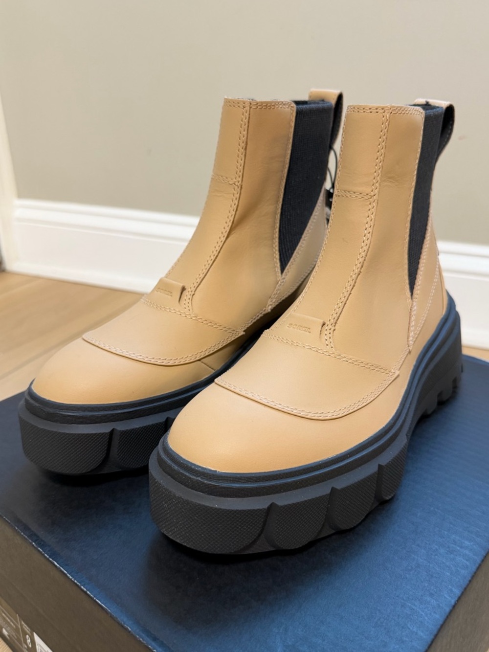 Women’s Sorel Chelsea Boots size 8 - NEW